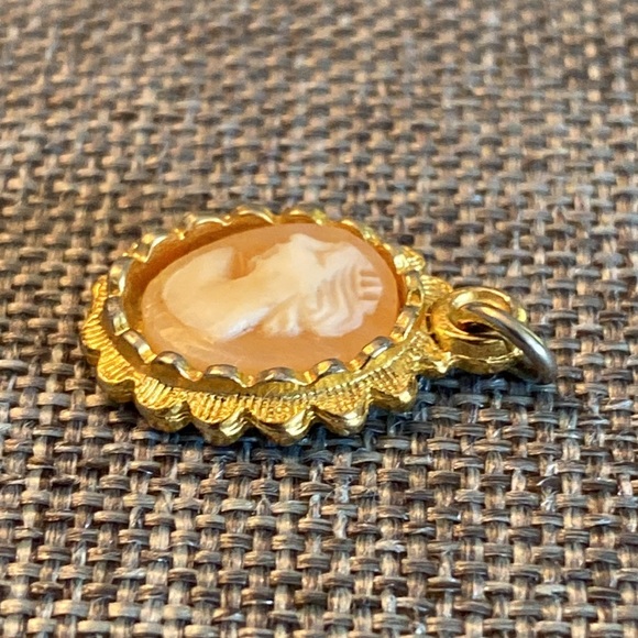 VTG Hand-carved Petite Cameo Pendant - Picture 4 of 7